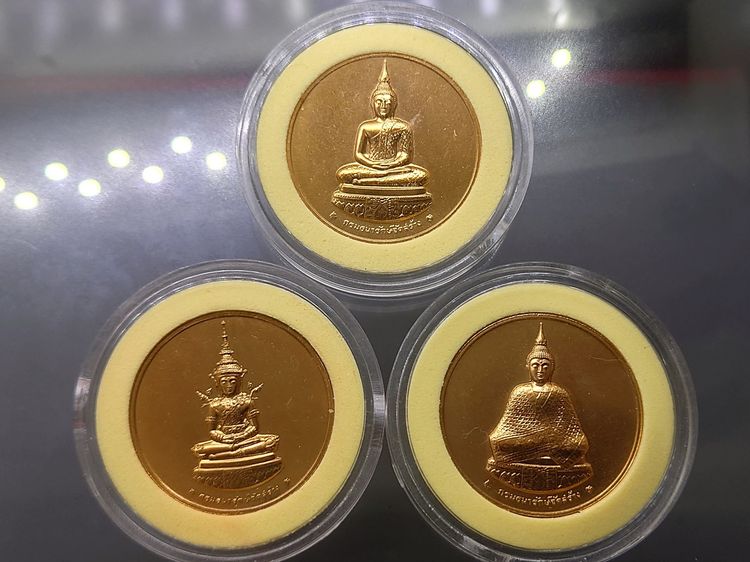 เหรียญพระแก้วมรกต ครบชุด ทรงเครื่อง 3 ฤดู หลัง ภปร เนื้อทองแดง ที่ระลึกเฉลิมพระเกียรติ 75 พรรษา ในหลวง รัชกาลที่9 ธนารักษ์จัดสร้าง พ.ศ.2545 รูปที่ 2
