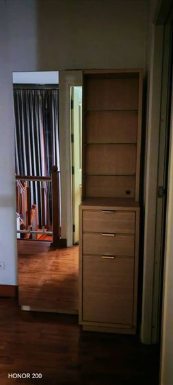 โต๊ะเครื่องแป้งแบบยืน รุ่นชิซูโอก สีโอ๊ด
ด้านล่างเป็นตู้ลิ้นชักหลังกระจกเงา
ความปลอดภัย: กระจกเงาติดฟิล์มนิรภัยหน้ากว้างประมาณ 90x180 cm รูปที่ 2