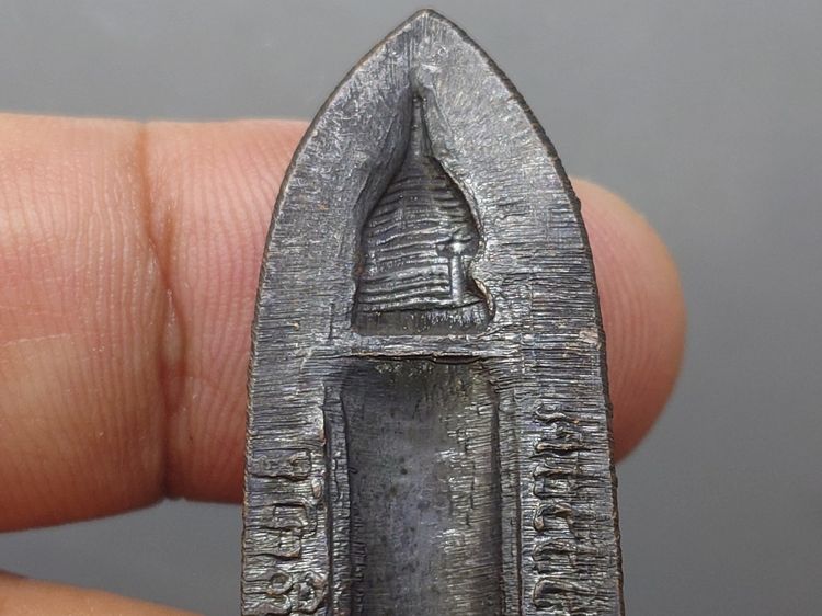 พระร่วงหลังรางปืน บล็อกเจดีย์จม สะดือรี บล็อกนิยม (หลวงปู่โต๊ะ หลวงปู่แหวน ร่วมปลุกเสก) วัดพระธาตุดอยสุเทพ จ.เชียงใหม่ พ.ศ.2515 รูปที่ 7