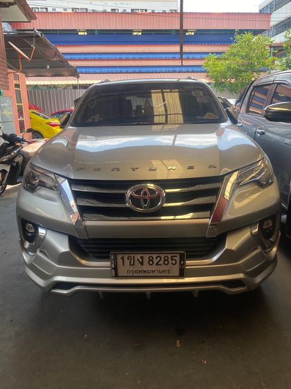 รถ Toyota Fortuner 2.4 V สี บรอนซ์เงิน