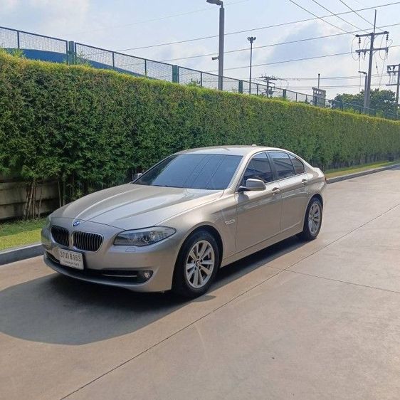 รถ BMW Series 5 520d สี น้ำตาล