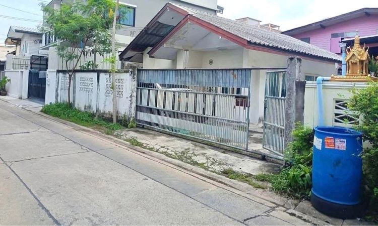 ขายที่ดินพร้อมสิ่งปลูกสร้างบ้านลาดพร้าวโชคชัยสี่ซอยสังคมสงเคราะห์ 30 39ตรว