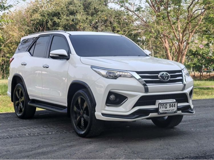 รถ Toyota Fortuner 2.8 TRD Sportivo 4WD สี ขาว