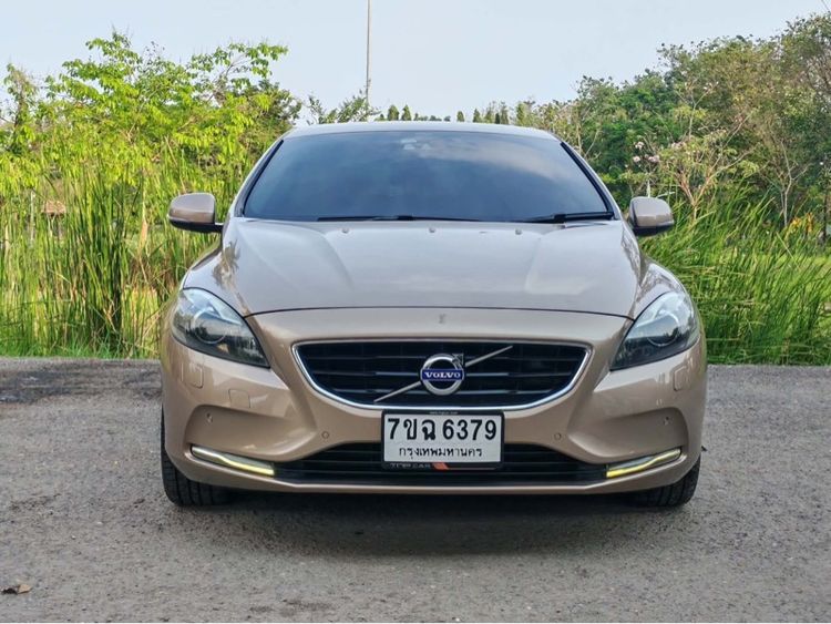 รถ Volvo V40 2.0 สี น้ำตาล