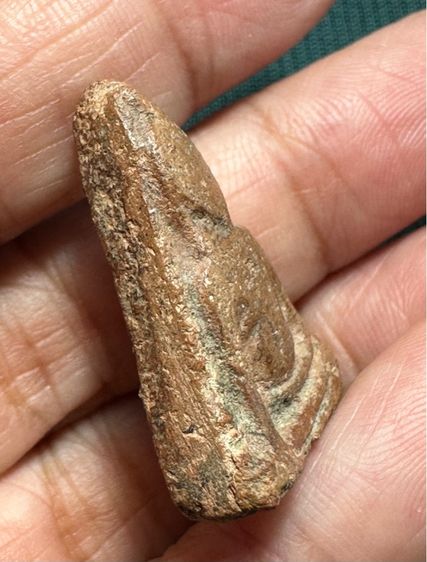 พระนางพญาพิมพ์เข่าโค้งพระผ่านการใช้ เนื้อแห้งแต่นุ่มมีธรรมชาติความเก่า  รูปที่ 3