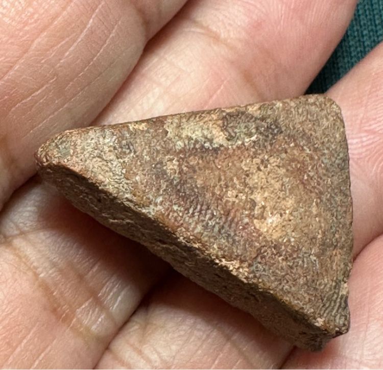 พระนางพญาพิมพ์เข่าโค้งพระผ่านการใช้ เนื้อแห้งแต่นุ่มมีธรรมชาติความเก่า  รูปที่ 7