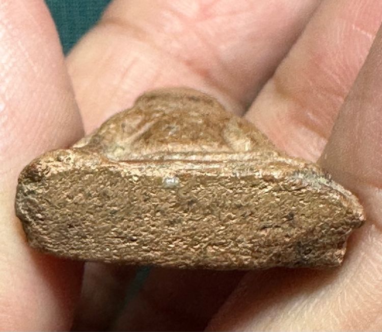 พระนางพญาพิมพ์เข่าโค้งพระผ่านการใช้ เนื้อแห้งแต่นุ่มมีธรรมชาติความเก่า  รูปที่ 8