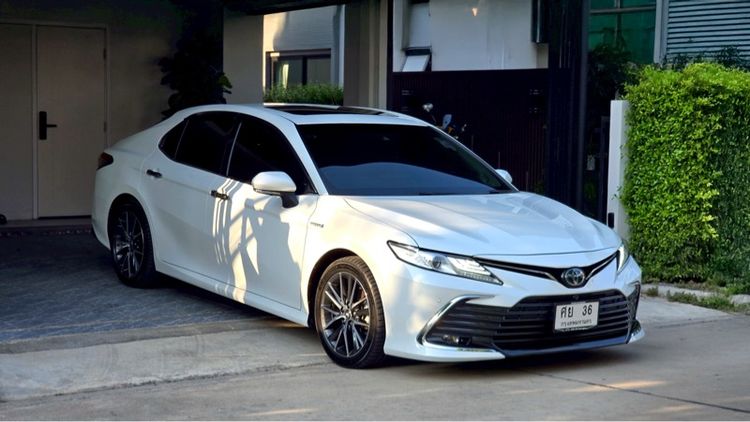 รถ Toyota Camry 2.5 HEV Premium Luxury สี ขาว