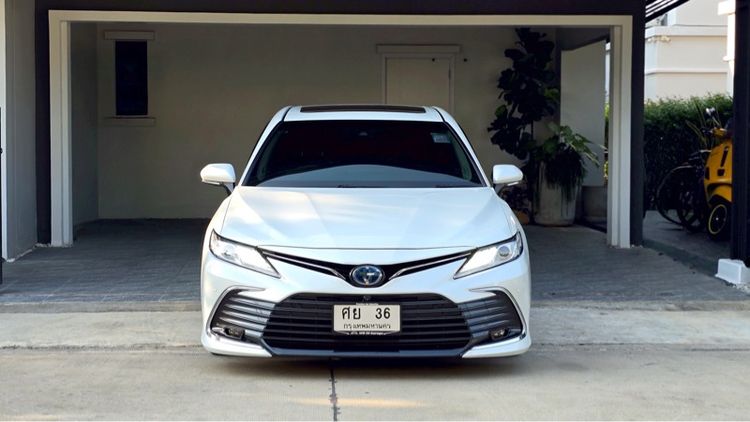 Toyota Camry 2022 2.5 HEV Premium Luxury Sedan ไฮบริด ไม่ติดแก๊ส เกียร์อัตโนมัติ ขาว รูปที่ 2
