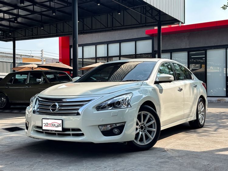 รถ Nissan Teana 2.5 XV สี ขาว