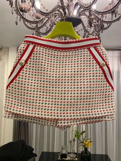 แอร์เมส กางเกงกระโปรง สภาพใหม่เอี่ยม ให้พร้อมรองเท้าหนังสีขาว