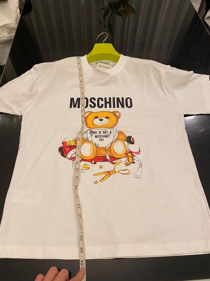 มอสชิโน่  (ติดจองค่ะ)เสื้อยืดแขนสั้น สภาพใหม่เอี่ยม  รูปที่ 4