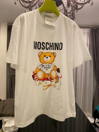 มอสชิโน่  (ติดจองค่ะ)เสื้อยืดแขนสั้น สภาพใหม่เอี่ยม  รูปที่ 2