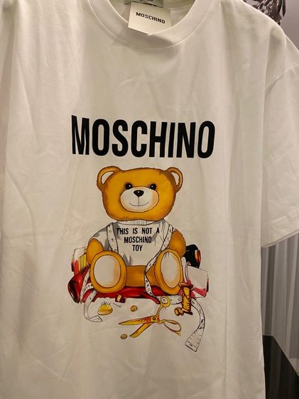 มอสชิโน่  (ติดจองค่ะ)เสื้อยืดแขนสั้น สภาพใหม่เอี่ยม  รูปที่ 3