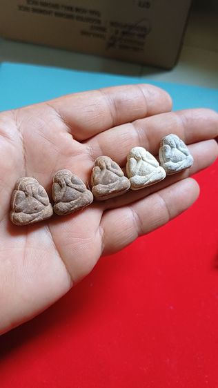 ปิดตาพิมพ์จิ๋ว ไม่ทราบที่ เนื้อผงว่าน มีเส้นเกศา ยก 5 องค์ รูปที่ 3