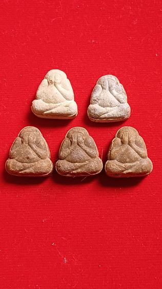 ปิดตาพิมพ์จิ๋ว ไม่ทราบที่ เนื้อผงว่าน มีเส้นเกศา ยก 5 องค์