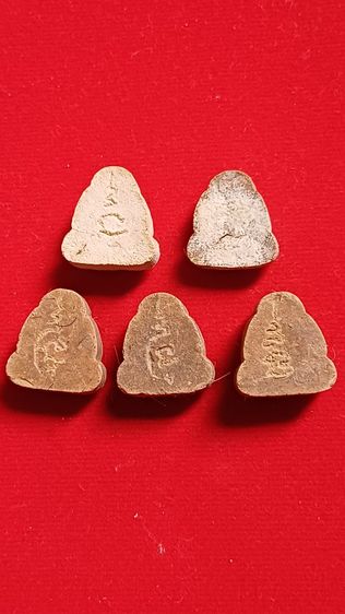 ปิดตาพิมพ์จิ๋ว ไม่ทราบที่ เนื้อผงว่าน มีเส้นเกศา ยก 5 องค์ รูปที่ 4