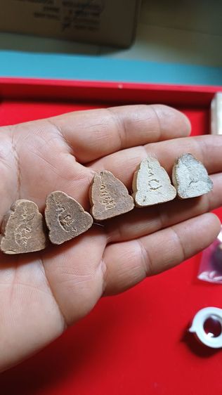 ปิดตาพิมพ์จิ๋ว ไม่ทราบที่ เนื้อผงว่าน มีเส้นเกศา ยก 5 องค์ รูปที่ 2