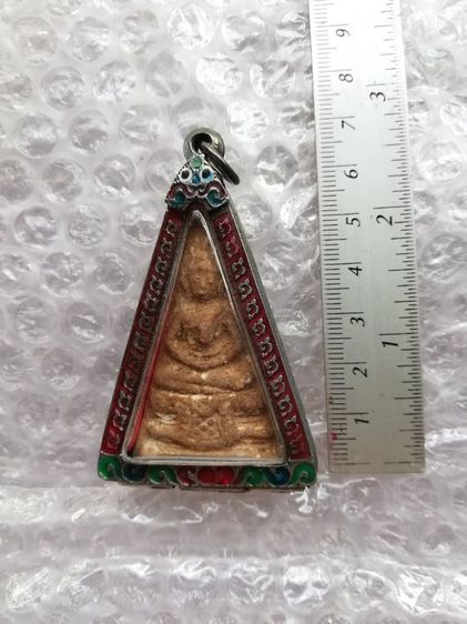 พระผงพิมพ์สามเหลี่ยมใหญ่ กรุวัดสามปลื้ม พ.ศ.๒๔๐๐-๒๔๘๓(เลี่ยมกรอบเงินทรงโบราณแกะลายไทยลงสีสวยงาม) รูปที่ 6