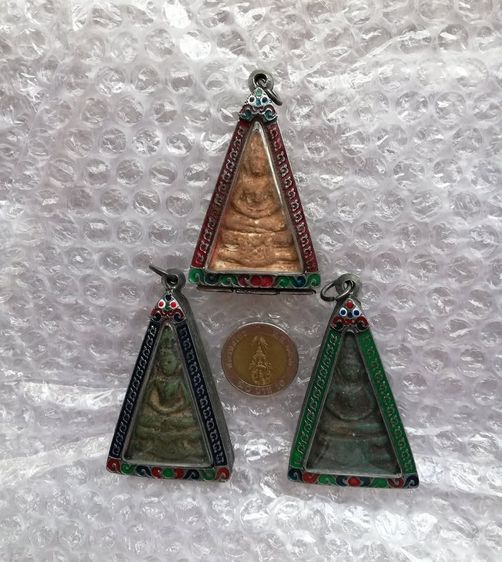 พระผงพิมพ์สามเหลี่ยมใหญ่ กรุวัดสามปลื้ม พ.ศ.๒๔๐๐-๒๔๘๓(เลี่ยมกรอบเงินทรงโบราณแกะลายไทยลงสีสวยงาม) รูปที่ 2