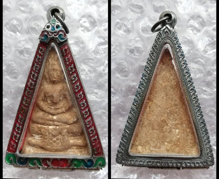 พระผงพิมพ์สามเหลี่ยมใหญ่ กรุวัดสามปลื้ม พ.ศ.๒๔๐๐-๒๔๘๓(เลี่ยมกรอบเงินทรงโบราณแกะลายไทยลงสีสวยงาม) รูปที่ 4