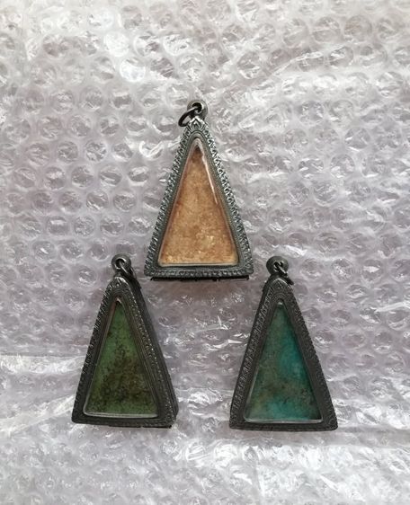 พระผงพิมพ์สามเหลี่ยมใหญ่ กรุวัดสามปลื้ม พ.ศ.๒๔๐๐-๒๔๘๓(เลี่ยมกรอบเงินทรงโบราณแกะลายไทยลงสีสวยงาม) รูปที่ 3