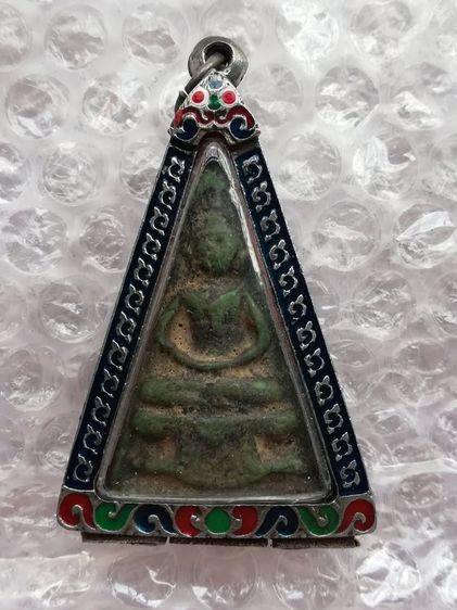 พระผงพิมพ์สามเหลี่ยมใหญ่ กรุวัดสามปลื้ม พ.ศ.๒๔๐๐-๒๔๘๓(เลี่ยมกรอบเงินทรงโบราณแกะลายไทยลงสีสวยงาม) รูปที่ 8