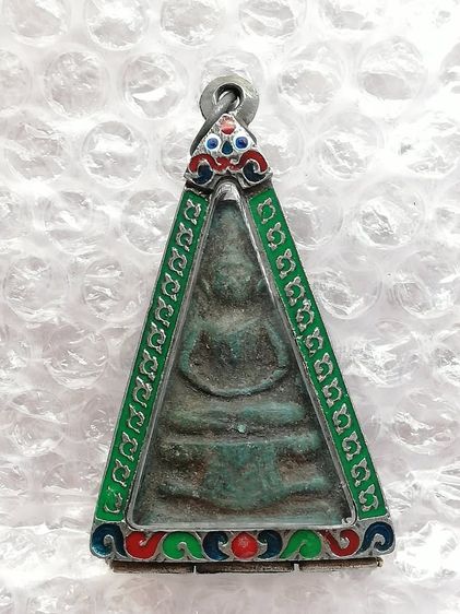 พระผงพิมพ์สามเหลี่ยมใหญ่ กรุวัดสามปลื้ม พ.ศ.๒๔๐๐-๒๔๘๓(เลี่ยมกรอบเงินทรงโบราณแกะลายไทยลงสีสวยงาม) รูปที่ 10