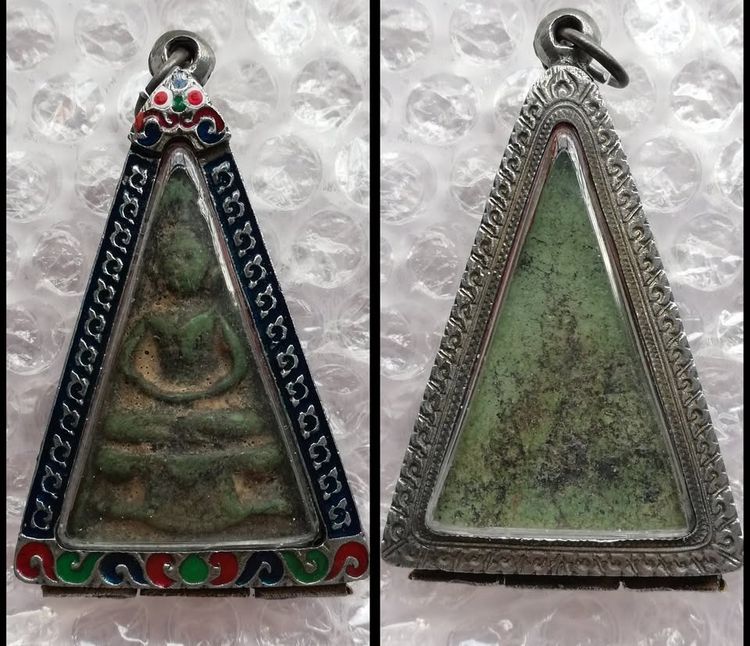 พระผงพิมพ์สามเหลี่ยมใหญ่ กรุวัดสามปลื้ม พ.ศ.๒๔๐๐-๒๔๘๓(เลี่ยมกรอบเงินทรงโบราณแกะลายไทยลงสีสวยงาม) รูปที่ 7