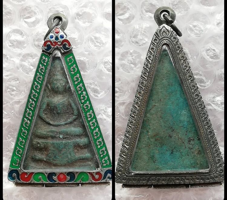 พระผงพิมพ์สามเหลี่ยมใหญ่ กรุวัดสามปลื้ม พ.ศ.๒๔๐๐-๒๔๘๓(เลี่ยมกรอบเงินทรงโบราณแกะลายไทยลงสีสวยงาม) รูปที่ 9