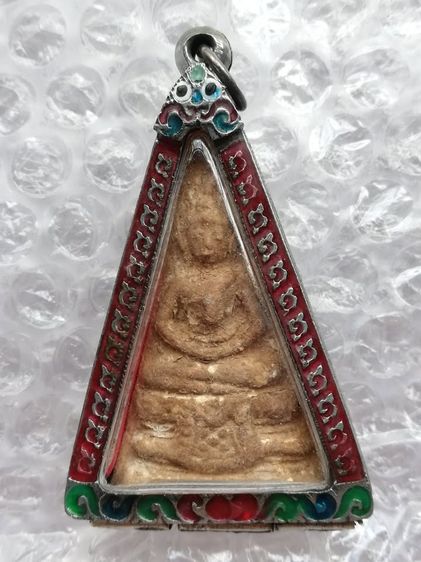 พระผงพิมพ์สามเหลี่ยมใหญ่ กรุวัดสามปลื้ม พ.ศ.๒๔๐๐-๒๔๘๓(เลี่ยมกรอบเงินทรงโบราณแกะลายไทยลงสีสวยงาม) รูปที่ 5