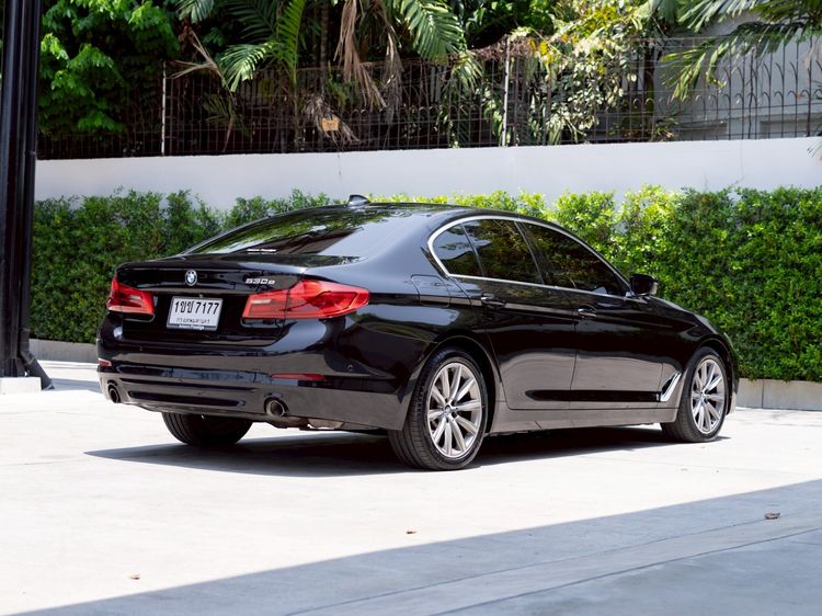 BMW Series 5 2020 530e Sedan ปลั๊กอินไฮบริด (PHEV) ไม่ติดแก๊ส เกียร์อัตโนมัติ ดำ รูปที่ 4
