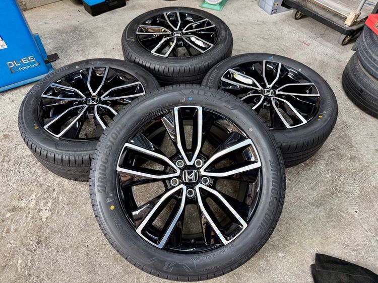ล้อแม็ก HONDA HRV RS ขอบ 18” ถอดป้ายแดง ยาง BRIDGESTONE 225-50R18 ปี 26 สีเส้นตุ่มหน้ายางยังอยู่ครบ รูปที่ 3
