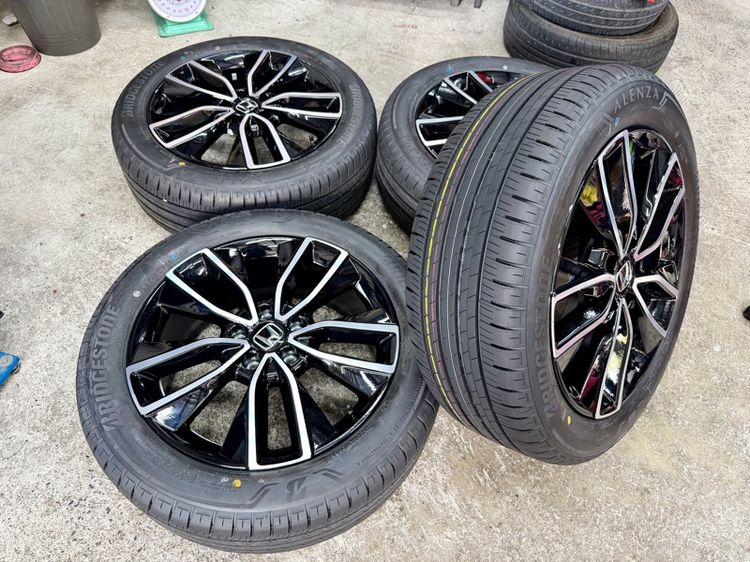 ล้อแม็ก HONDA HRV RS ขอบ 18” ถอดป้ายแดง ยาง BRIDGESTONE 225-50R18 ปี 26 สีเส้นตุ่มหน้ายางยังอยู่ครบ รูปที่ 2