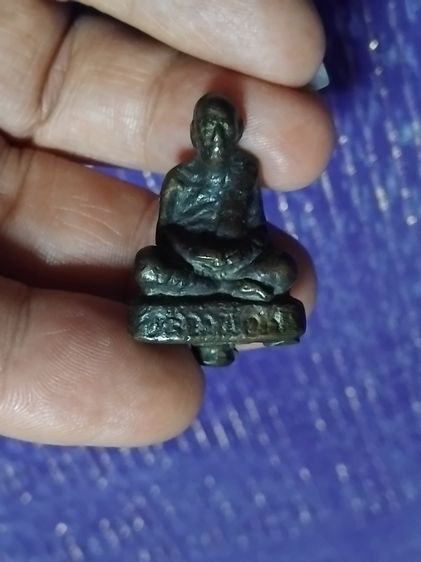 รูปหล่อโบราณ หลวงพ่อคำ วัดบางขมิ้น สมุทรปราการ รุ่นแรก ปี 2510 เนื้อทองเหลือง ผิวหิ้งๆ ตัวจริงหายากมาก จัดสร้างประมาณ 200 องค์ สภาพสวย เดิมๆ