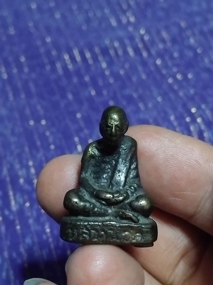 รูปหล่อโบราณ หลวงพ่อคำ วัดบางขมิ้น สมุทรปราการ รุ่นแรก ปี 2510 เนื้อทองเหลือง ผิวหิ้งๆ ตัวจริงหายากมาก จัดสร้างประมาณ 200 องค์ สภาพสวย เดิมๆ รูปที่ 5