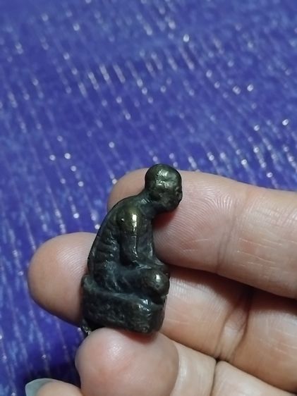 รูปหล่อโบราณ หลวงพ่อคำ วัดบางขมิ้น สมุทรปราการ รุ่นแรก ปี 2510 เนื้อทองเหลือง ผิวหิ้งๆ ตัวจริงหายากมาก จัดสร้างประมาณ 200 องค์ สภาพสวย เดิมๆ รูปที่ 4