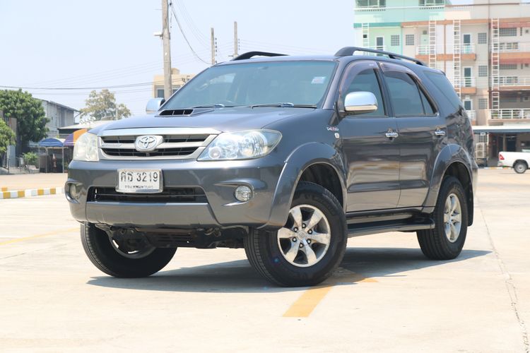 รถ Toyota Fortuner 3.0 V 4WD สี เทา