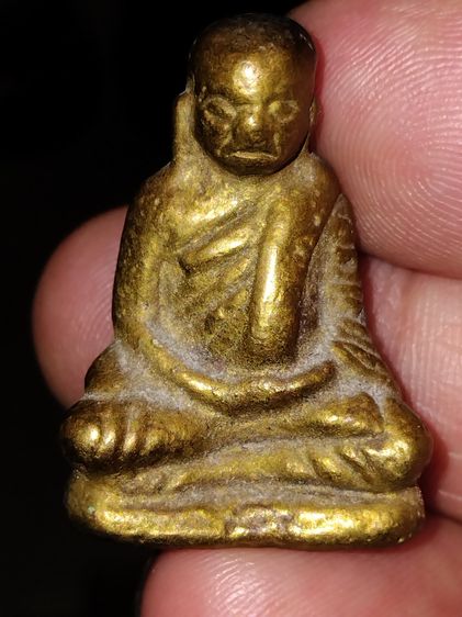 หล่อโบราณ หลวงพ่อเงิน พิมพ์เล็ก กรุวัดท่ามะไฟ ปี 2460 เนื้อทองเหลือง พิจารณาเนื้อหาความเก่า อายุโลหะได้อายุ คราบเบ้า คราบอ๊อกไซด์ เม็ดเดือด 
