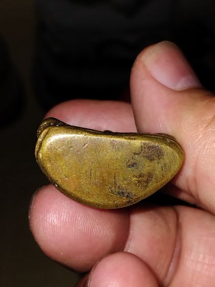 หล่อโบราณ หลวงพ่อเงิน พิมพ์กลาง กรุวัดท่ามะไฟ ปี 2460 เนื้อทองเหลือง พิจารณาเนื้อหาความเก่า อายุโลหะได้อายุ คราบเบ้า คราบอ๊อกไซด์ เม็ดเดือด  รูปที่ 5