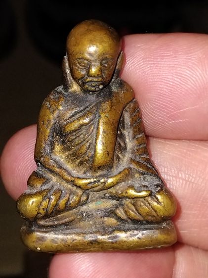 หล่อโบราณ หลวงพ่อเงิน พิมพ์กลาง กรุวัดท่ามะไฟ ปี 2460 เนื้อทองเหลือง พิจารณาเนื้อหาความเก่า อายุโลหะได้อายุ คราบเบ้า คราบอ๊อกไซด์ เม็ดเดือด 