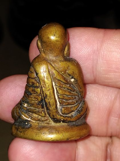 หล่อโบราณ หลวงพ่อเงิน พิมพ์กลาง กรุวัดท่ามะไฟ ปี 2460 เนื้อทองเหลือง พิจารณาเนื้อหาความเก่า อายุโลหะได้อายุ คราบเบ้า คราบอ๊อกไซด์ เม็ดเดือด  รูปที่ 2