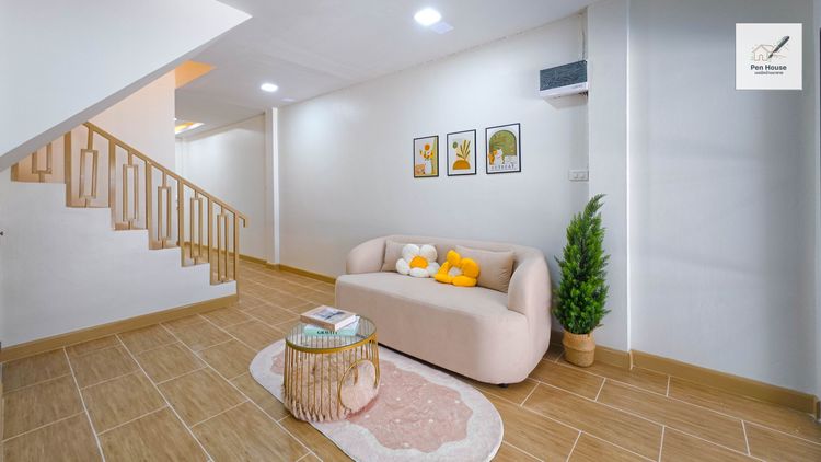 มีบางส่วน  ขาย ทาวน์เฮ้าส์ 2 ชั้น หมู่บ้านพีรวัส 2 นอน 2 น้ำ พื้นที่ 16 ตร.วา ทำเลดี ใกล้ร้านสะดวกซื้อ รูปที่ 3