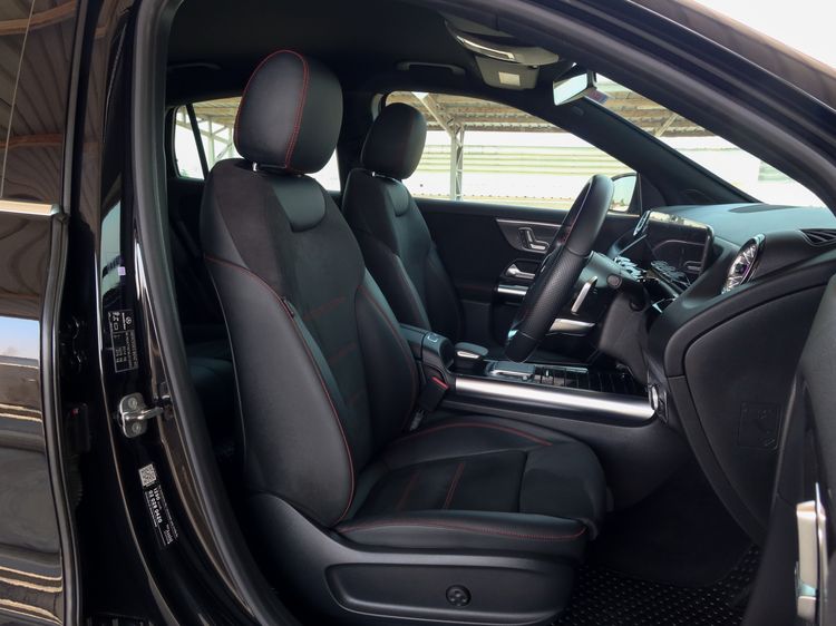 Mercedes-Benz GLA-Class 2023 GLA200 Sedan เบนซิน ไม่ติดแก๊ส เกียร์อัตโนมัติ ดำ รูปที่ 3