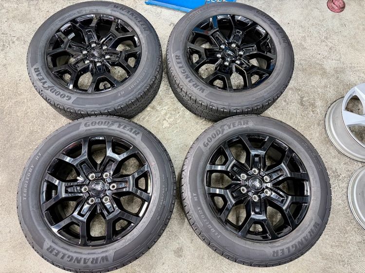 ล้อแม็ก FORD EVEREST ขอบ 20“ ถอดป้ายแดง ยาง GOODYEAR 255-55R20 ปี 25 สีเส้นตุ่มหน้ายางยังอยู่ครบ รูปที่ 4
