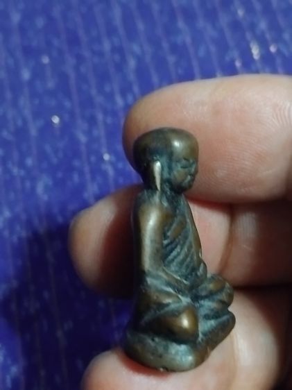 หลวงพ่อเงินบางคลาน พระพิมพ์เล็ก มีกริ่ง กรุวัดท่ามะไฟ พิจิตร ประมาณปี 2460 ขนาด 2.5 x 3.5 ซม. เนื้อทองเหลืองเก่า ของแท้เนื้อจะดูเก่า ซึ้งต รูปที่ 4