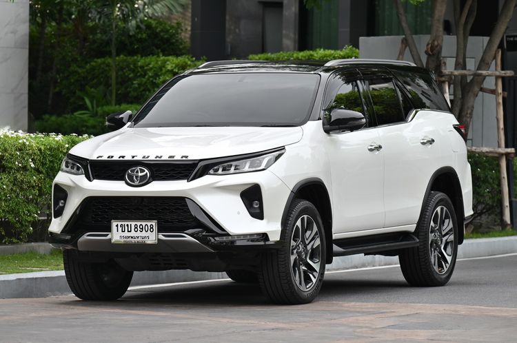 ขาย Toyota Fortuner LEGENDER 2.4 สีขาวหลังคาดำ Black Top รถบ้านสภาพดีมีประวัติศูนย์ตามระยะ