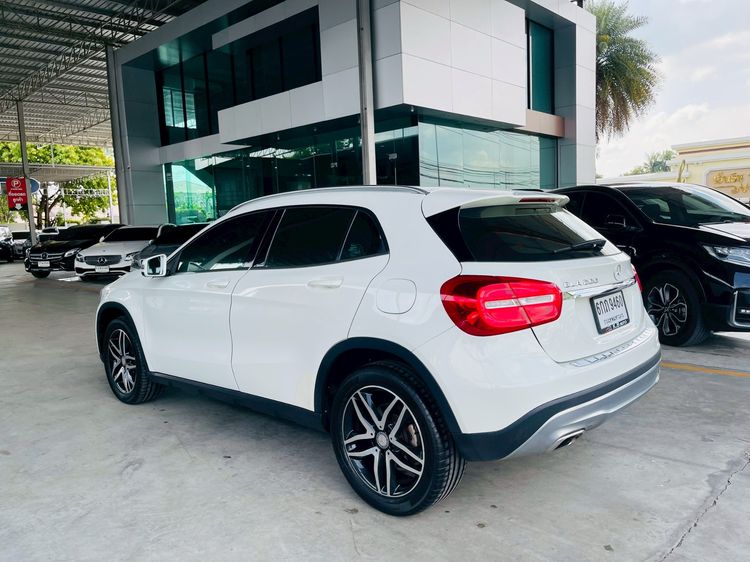 Mercedes-Benz GLA-Class 2017 GLA200 Sedan เบนซิน ไม่ติดแก๊ส เกียร์อัตโนมัติ ขาว รูปที่ 4