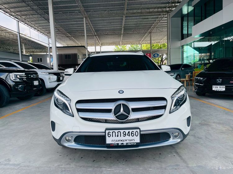 Mercedes-Benz GLA-Class 2017 GLA200 Sedan เบนซิน ไม่ติดแก๊ส เกียร์อัตโนมัติ ขาว รูปที่ 3