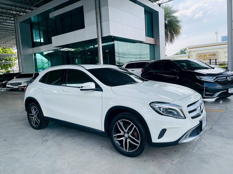 Mercedes-Benz GLA-Class 2017 GLA200 Sedan เบนซิน ไม่ติดแก๊ส เกียร์อัตโนมัติ ขาว รูปที่ 2